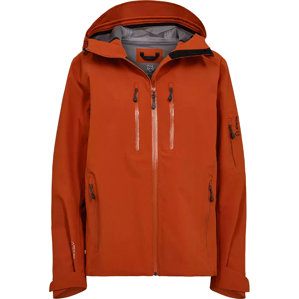 En moderne, teknisk jakke i brændt orange med hætte og høj krave. Designet har to lodrette brystlommer med vandtætte lynlåse, sidelommer og en lommeklappe på ærmet. Indvendig ses en lys grå foret kant, og materialet virker robust og vind- og vandafvisende. Justerbare manchetter og en central lynlås fuldender et funktionelt og stilrent outdoor-look, ideelt til vandring eller hverdag i dårligere vejr.