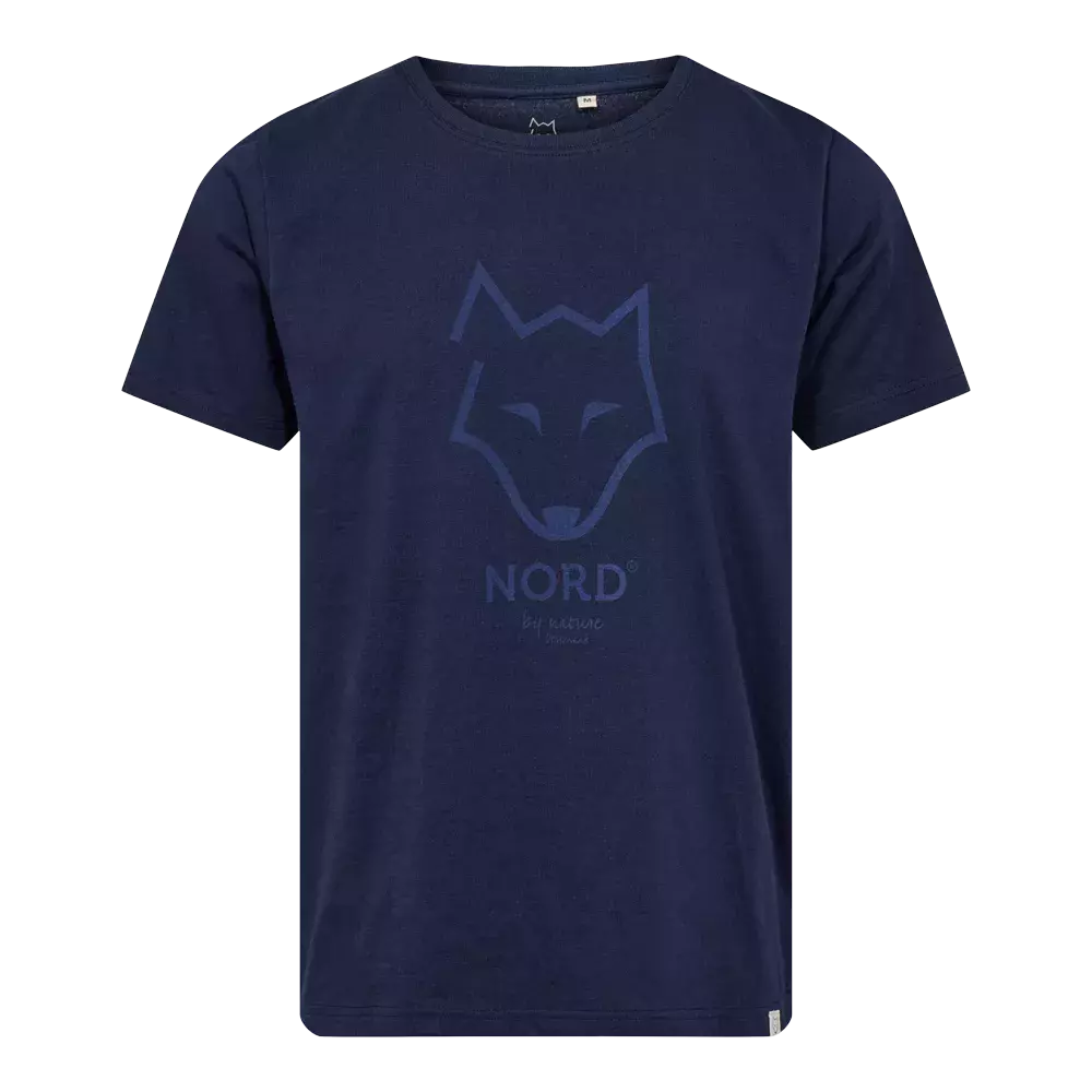 En enkel, mørkeblå T-shirt med rund hals og korte ærmer. Forsiden prydes af et stiliseret rævehoved i ton-i-ton tryk og teksten "NORD" under logoet, hvilket giver et nordisk og minimalistisk udtryk. Stoffet ser blødt og behageligt ud, egnet til hverdagsbrug eller som lag-på-lag. Snittet virker løstsiddende men klassisk, passende til både fritid og afslappede udflugter.