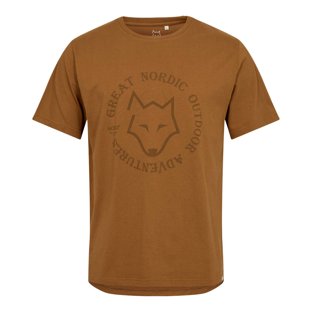 Billedet viser en enkel, karamelbrun t-shirt med korte ærmer og rund hals. Midt på brystet er et diskret, ton-i-ton tryk af et stiliseret rævehoved omgivet af teksten 'Great Nordic Outdoor Adventures', hvilket giver et udendørs og nordisk udtryk. Stoffet ser blødt og let ud med en afslappet pasform, velegnet til hverdag eller fritidsaktiviteter.