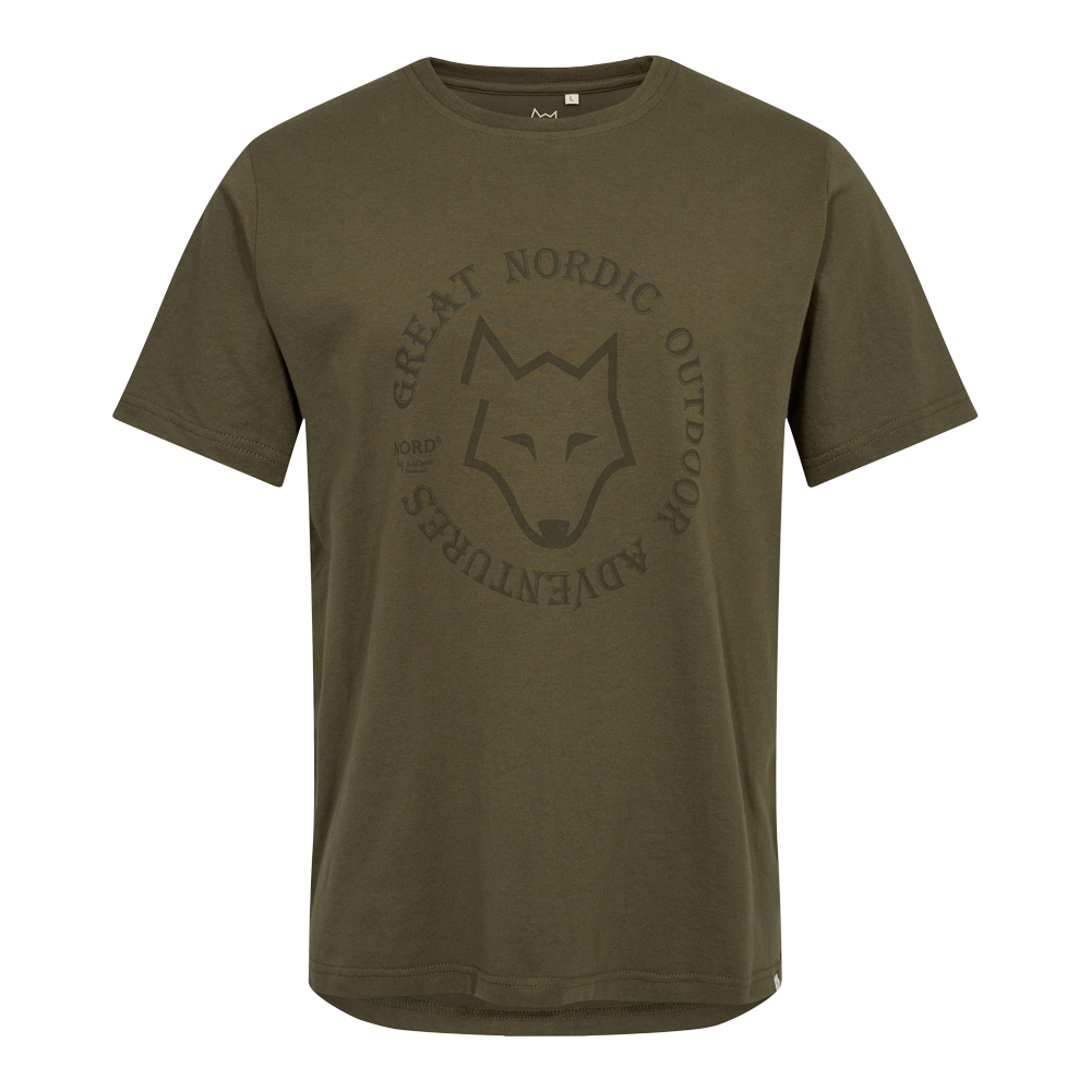 En enkel, olivengrøn t-shirt i afslappet fit med kortærmer og rund hals. Forsiden prydes af et diskret, mørkere tryk med en stiliseret ulvehoved i en cirkel og teksten "Great Nordic Outdoor Adventures", hvilket giver et robust, udendørspræg. Materialet ser blødt og behageligt ud, velegnet til hverdag eller friluftsliv. Enkel og maskulin stil med subtile detaljer.