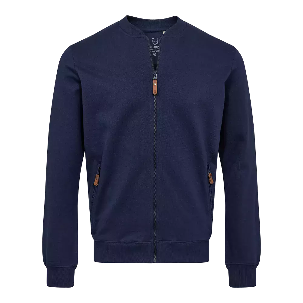 En enkel og moderne mørkeblå sweatjakke med fuld lynlås og ribkanter ved hals, ærmer og talje. Jakken har to skrålynlåse i siden med lille læderdetalje på trækere og et rent, bomber-inspireret snit uden hætte. Stoffet fremstår som tykkere sweatstof, egnet til hverdag og lag-på-lag. Designet er minimalistisk og alsidigt, nemt at kombinere til både afslappet og let pæn påklædning.