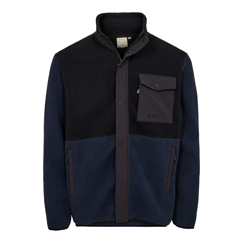 Denne jakke er lavet i en blød, teddy-lignende fleece med farveblokke i mørkeblå og sort. Den har en opretstående krave, central lynlås med trykknapslukning og praktiske sidelommer med lynlås. En rummelig brystlomme med klap og trykknap samt diskret "NORD"-logo giver et funktionelt, nordisk udtryk. Jakken er varm, struktureret og velegnet som ydertøj til kølige dage.
