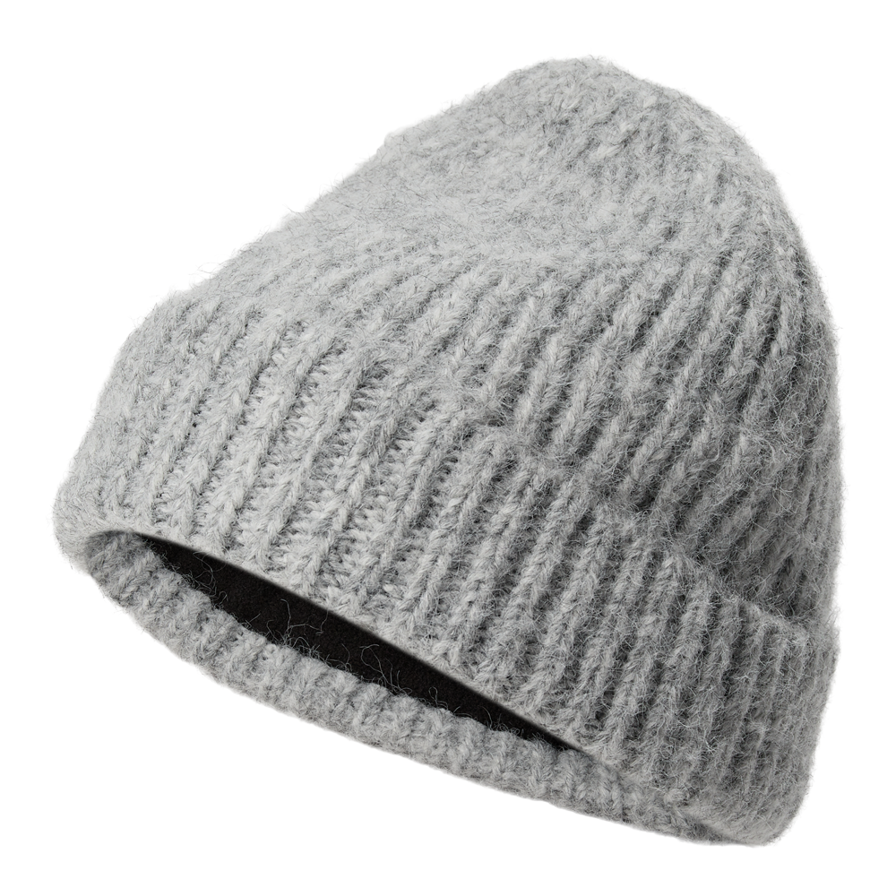 Et nærbillede af en grå, strikket hue i blød, fluffy uld. Huen har en tydelig ribstrik og en opbukket kant, som afslører en mørk, blød inderside, sandsynligvis fleece for ekstra varme. Det enkle, nordiske design og de dæmpede farver giver et minimalistisk, funktionelt udtryk, velegnet til kolde dage og afslappet vintertøj.