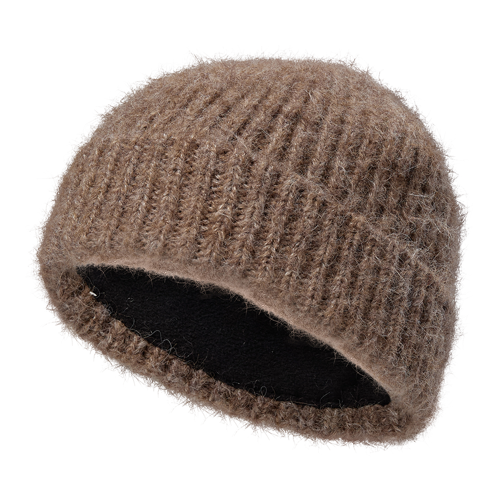 En varm, brun strikhue med blødt, håret garn og tætsiddende ribstruktur. Huen har en diskret opbukket kant og indvendig sort foring, der giver ekstra isolering og komfort. Det fluffy materiale skaber et rustikt, hyggeligt udtryk og passer godt til kolde dage og minimalistiske vintergarderober. Huen kombinerer funktionalitet og stil med fokus på varme, blødhed og enkel æstetik.