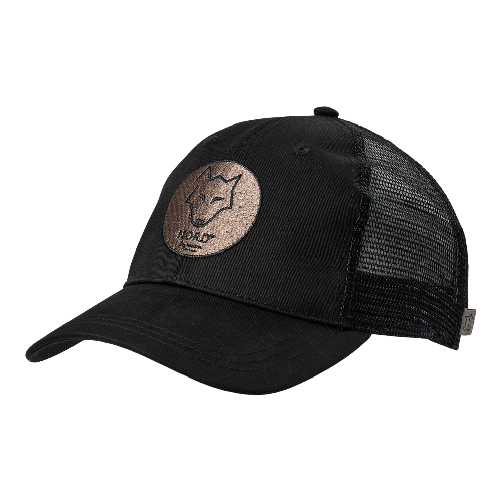 En sort trucker-kasket med buet skygge og netpanel bagtil. Forsiden har et rundt, brunt patch med et stiliseret rævehoved og teksten "NORD" under logoet. Kasketten kombinerer robust lærredsagtigt stof foran med åndbart mesh bagpå og et lille metalmærke i siden. Stilren og casual i udtrykket, velegnet til udendørs aktivitet og hverdagsbrug.