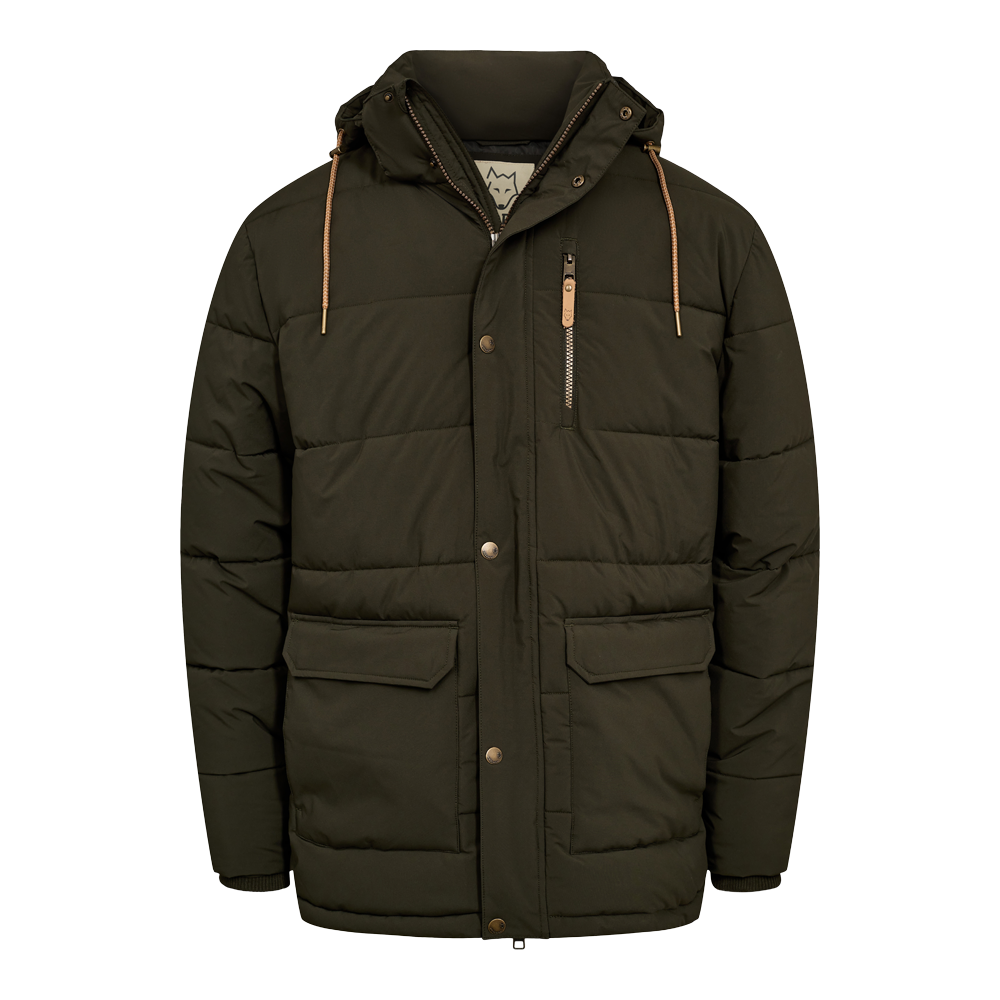 Denne olivengrønne, vatterede vinterjakke har et robust, mat ydre og en kraftig fyldning, der lover god varme. Hætten med snore, to store klaplommer og en brystlomme med lynlås giver praktisk opbevaring, mens trykknapper og kraftig lynlås sikrer tæt lukning. Ribkanter ved ærmerne holder kulden ude. Jakken er ideel til hverdagsbrug i koldt vejr og har et enkelt, tidløst udtryk.
