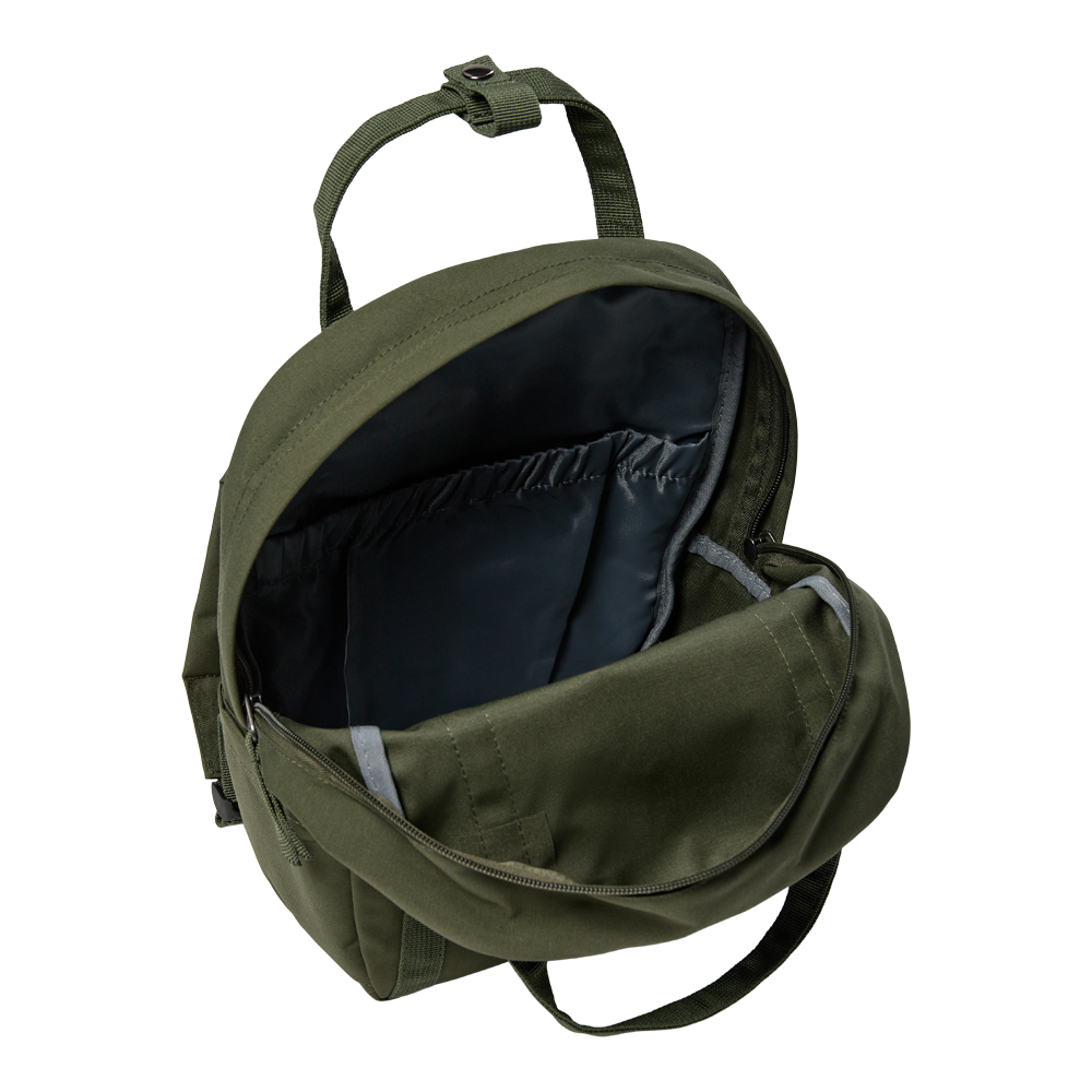Et åbent, olivengrønt rygsæk set ovenfra, fremhæver et enkelt og funktionelt design. Indersiden er foret med mørkt materiale og indeholder et polstret rum samt en elastisk lomme, perfekt til tablet eller småting. Lynlåsen åbner bredt for nem adgang, og stroppen øverst gør den let at bære i hånden. Rygsækken fremstår robust og velegnet til hverdag eller udendørs brug.
