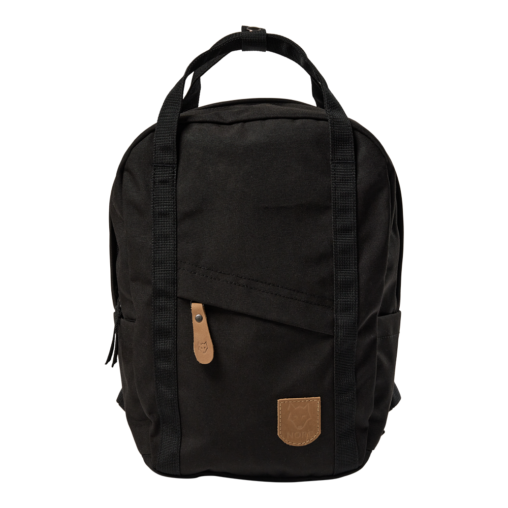 Rygsækken er enkel og funktionel i sort canvas med to brede frontremme og et solidt bærehåndtag øverst. Et skråstillet ydre lommelåg og en lille lysebrun læderdetalje giver et stilrent touch. Siderne rummer praktiske lommer til vandflaske, og rummets størrelse passer til bøger eller bærbar computer. Den minimalistiske udformning gør den velegnet til både hverdag, skole og korte ture.