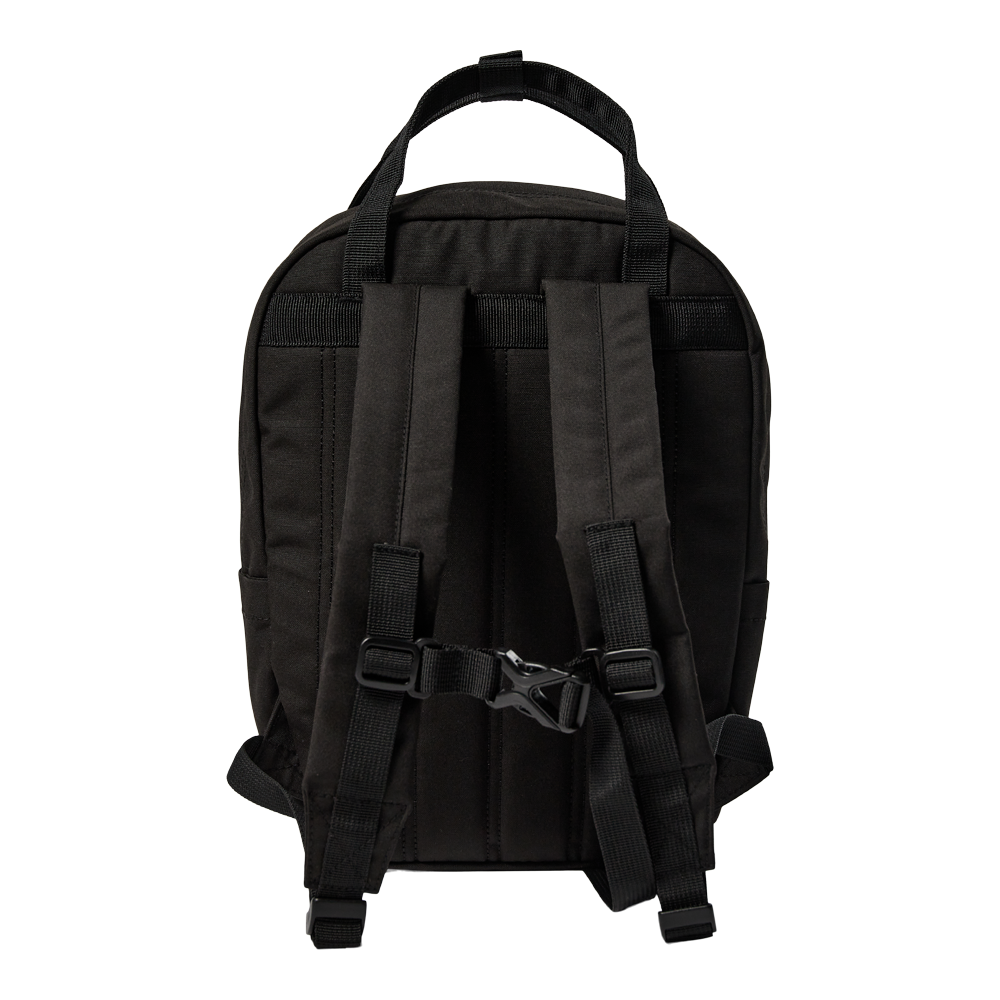 Sort rygsæk set bagfra med to polstrede skulderremme, solid bærehåndtag øverst og en justerbar brystspænde for bedre støtte. Rygstykket virker polstret for komfort og rygstøtte, mens robuste nylonremme og kraftig syning signalerer holdbarhed. Enkel, funktionel og minimalistisk udformning uden synlige logoer, velegnet til hverdag, skole eller korte ture, hvor praktisk opbevaring og komfort er i fokus.