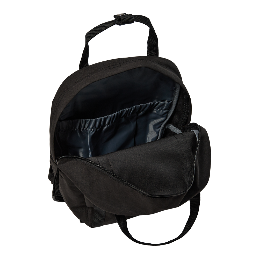 Et enkelt, sort rygsæk vist åben, hvor hovedrummet afslører et glat, gråblåt foret indre med elastiske lommer til organisation. For- og hovedrummet lukkes med lynlås, og tasken har et robust bærehåndtag samt justerbare skulderstropper. Den enkle, praktiske konstruktion og neutrale farve gør rygsækken velegnet til skole, arbejde eller hverdagsbrug, med fokus på funktionalitet og holdbarhed.