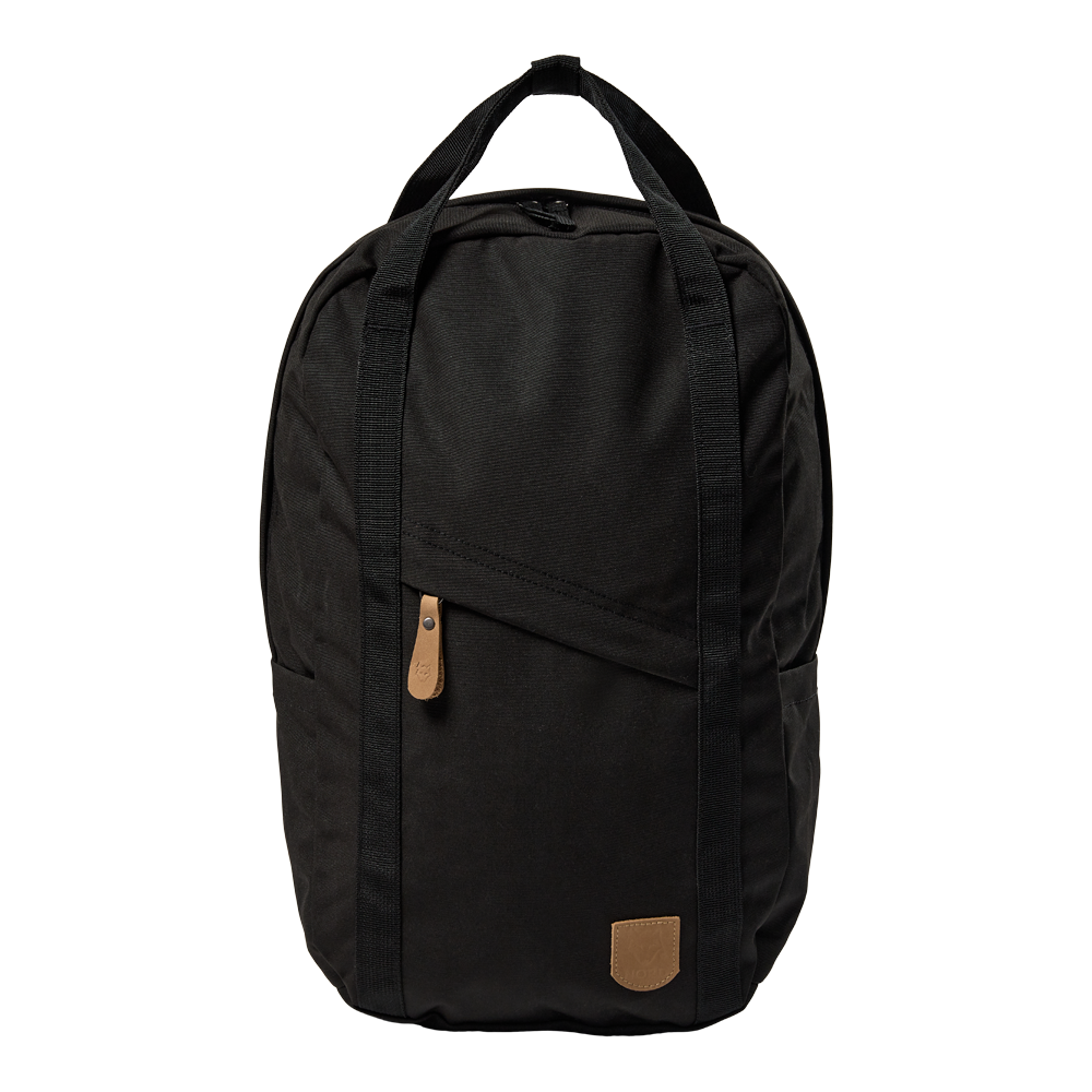 En enkelt, stilren sort rygsæk med minimalistisk design. Den har to lange bærestropper, et øverste håndtag og et diskret skråstillet frontlomme med læderdetalje på lynlåsen og lædermærke nederst. Fremstillet i robust stof med rummeligt hovedrum, velegnet til hverdag, skole eller arbejde. Enkel farve og funktionalitet giver et elegant, unisex udtryk, der passer til urbant og praktisk brug.