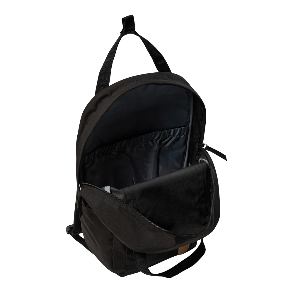Rygsækken er enkel og sort med et rummeligt hovedrum, der er åbent på billedet. Indeni ses en polstret lomme med elastik, velegnet til en bærbar eller mappe, samt et stort rum til bøger eller tøj. Frontlommen med lynlås giver ekstra opbevaring, og bærehåndtaget øverst samt de justerbare skulderstropper gør den praktisk i brug. Materialet virker robust og enkelt i design.