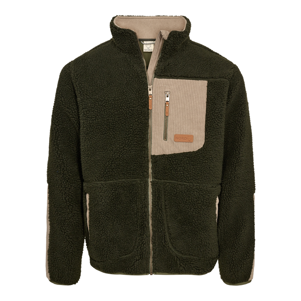 En varm og robust fleecejakke i mørkegrøn teddy-stof med kontrastlommer i beige ribcord. Jakken har høj krave, gennemgående lynlås og en synlig brystlomme med lille lynlås og læderlabel med NORD. To forlommer og bløde, isolerende materialer giver et afslappet, udendørs look, velegnet til kølige dage. Det enkle, funktionelle design kombinerer komfort og stil på en naturlig måde.