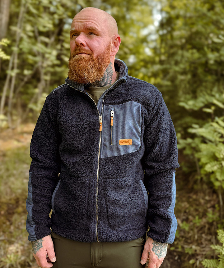 nord-valdemar-25-sr-fleece-moerkeblaa-livsstil.jpg