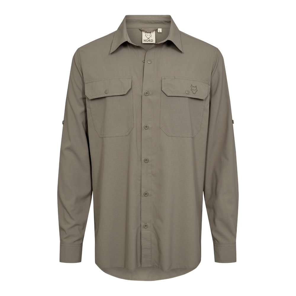 olivengrøn tone. Den har to brystlommer med klapper og trykknapper, synlige knapper langs forstykket, klassisk krave og manchetter. Stoffet virker let og åndbart med en subtil rudemønsteret struktur. Et diskret dyrelogo ses på venstre brystlomme, og indvendig mærkat angiver mærket NORD, hvilket giver et enkelt og funktionelt udtryk.
