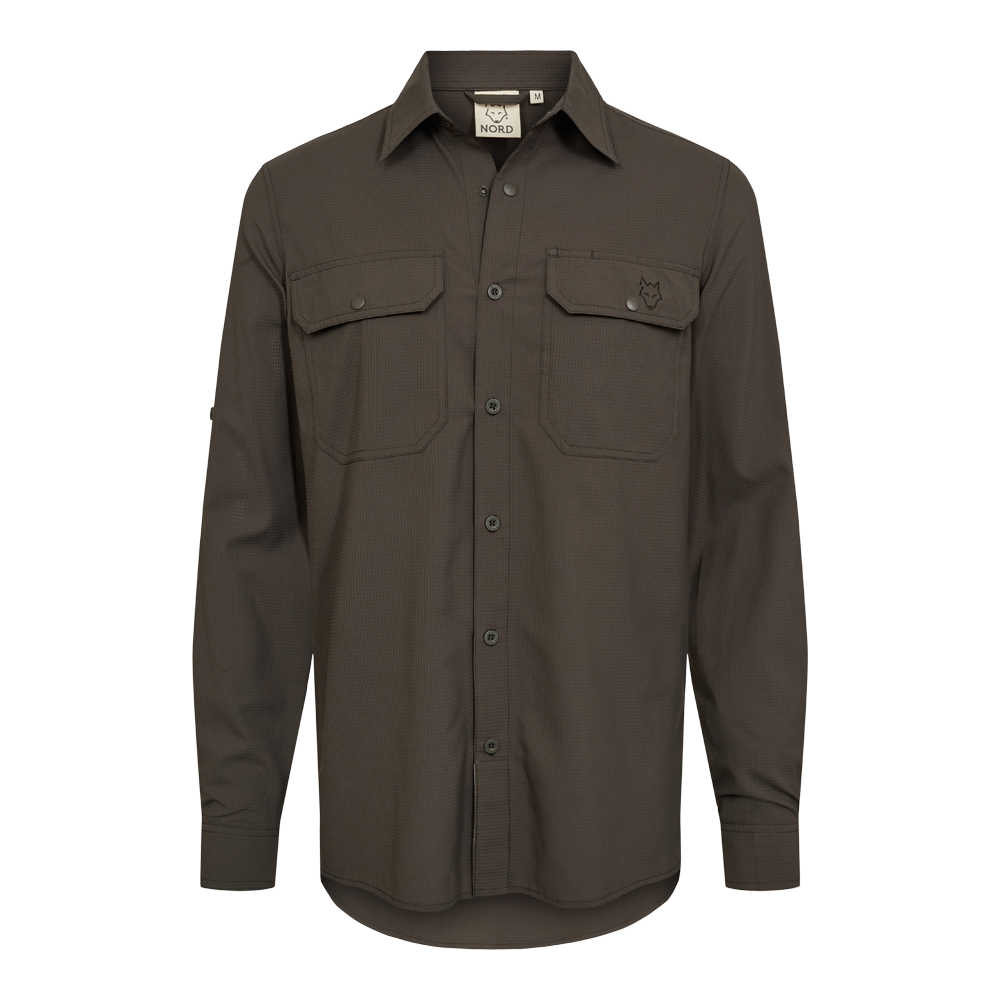 Brun, langærmet skjorte i enkelt og funktionelt design. Skjorten har klassisk krave, knaplukning hele vejen og to brystlommer med klap og trykknapper — venstre lomme prydet med et diskret rævehovedlogo. Materialet fremstår let tekstureret og robust, egnet til outdoor eller hverdag. Ærmerne har manschetter, og indvendig label viser størrelse M. Stilren, praktisk og alsidig.