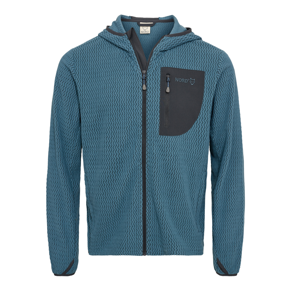 En stilren, tætvævet fleecejakke i blågrøn nuance med et bølget, relieflignende mønster. Jakken har fuld frontlynlås, tilhørende hætte og kontrastfarvet brystlomme med lynlås samt broderet "NORD"-logo. Elastiske kantbånd ved ærmerne og en enkel, funktionel silhuet gør den velegnet til vandreture og hverdagsbrug. Materialet ser varmt og slidstærkt ud, og designet balancerer funktionalitet med minimalistisk æstetik.