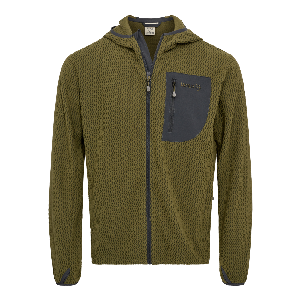 Olivengrøn hættetrøje i ribbet, bølget struktur med fuld lynlås foran. Hætten er enkel, og jakken har en kontrastfarvet mørkegrå brystlomme med lynlås og broderet "NORD"-logo. Ærmerne er lange med mørke afgrænsninger ved håndleddene, der har lille åbning til tommelfinger. Materialet ser varmt og teknisk ud, velegnet til både hverdag og udendørs aktiviteter i køligt vejr.