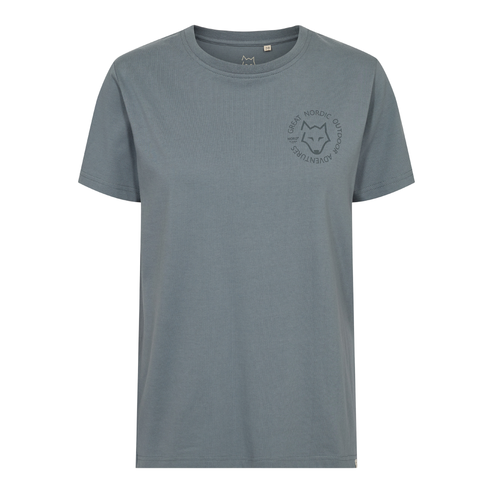 En enkel, kortærmet t-shirt i afdæmpet blågrå, udført i blødt, let bomuldsstof. Modellen har rund hals og en lige, afslappet pasform, der passer til hverdag og udendørsbrug. På venstre bryst sidder et lille, diskret logo med en stiliseret ulve-/rævehoved og tekst i cirkel, som fremhæver et nordisk friluftstema. Enkelheden giver mange kombinationsmuligheder i garderoben.