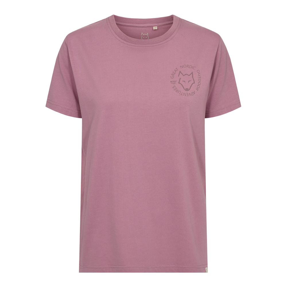 En enkel, figurnær T-shirt i støvet rosa/mauve farve med rund hals og korte ærmer. Stoffet virker blødt og let, ideelt til hverdag eller udendørsaktiviteter. På venstre bryst ses et diskret, rundt logo med en stiliseret ræv og tekst, der giver et nordisk/outdoor-præg. Enkel snit og rolige farvetone gør den nem at kombinere med jeans eller friluftsbeklædning.