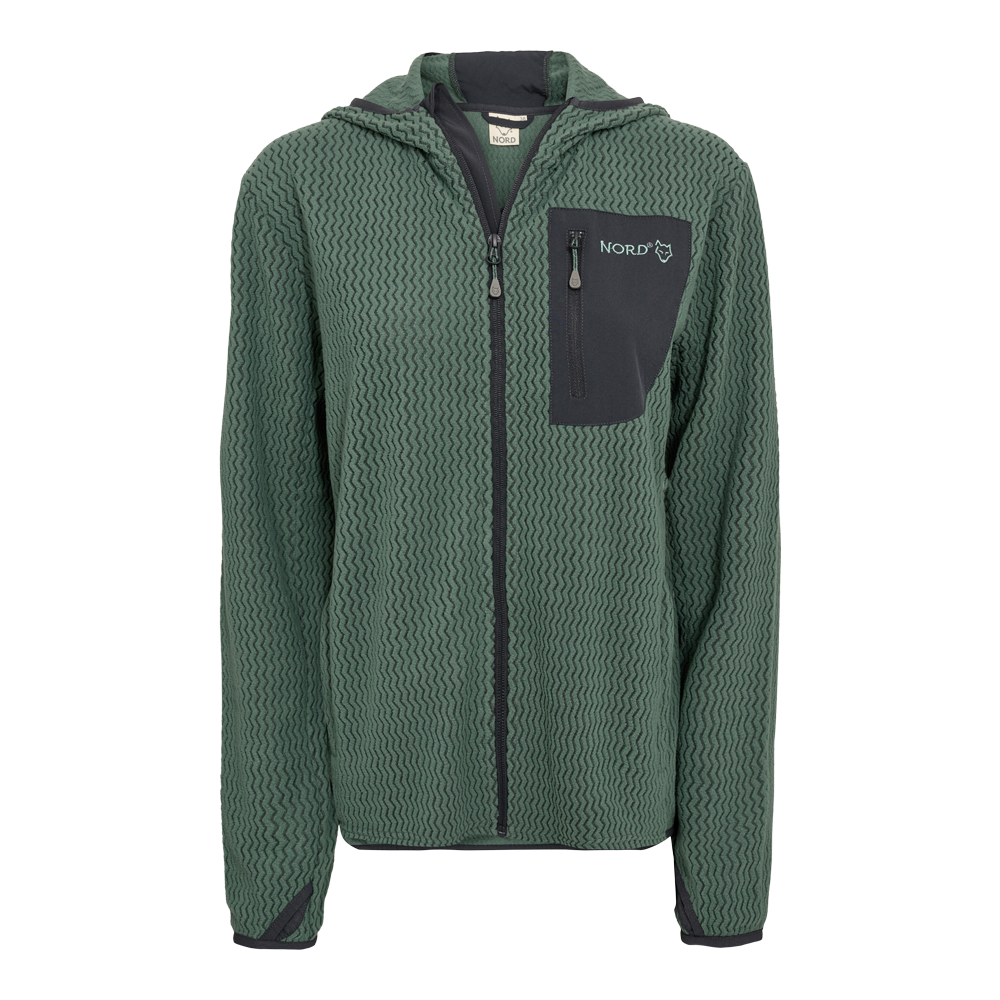 En olivengrøn, lynlåsåben hættejakke med et diskret zigzag-/bølget mønster i stoffet. Jakken har en hel frontlynlås, en mørkegrå brystlomme med lynlås og NORD-logo, samt elastiske kantkanter ved ærmer og bund. Materialet virker som tætvævet fleece eller uldblanding, designet til lag-på-lag brug og udendørs aktiviteter på kølige dage. Jakken virker robust, men samtidig let og åndbar.