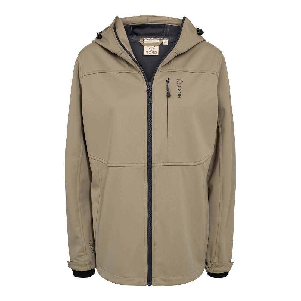 En moderne, beige softshell‑jakke med hætte og hel lynlås. Jakken har et rent, minimalistisk snit med synlige sømme og en praktisk vandret skæring ved brystet. Der er en lille lodret brystlomme med lynlås samt justerbare ærmekanter. Logoet "NORD" er diskret placeret ved brystet. Materialet ser blødt og vindtæt ud, velegnet til udendørs aktiviteter og hverdagsbrug i køligt vejr.