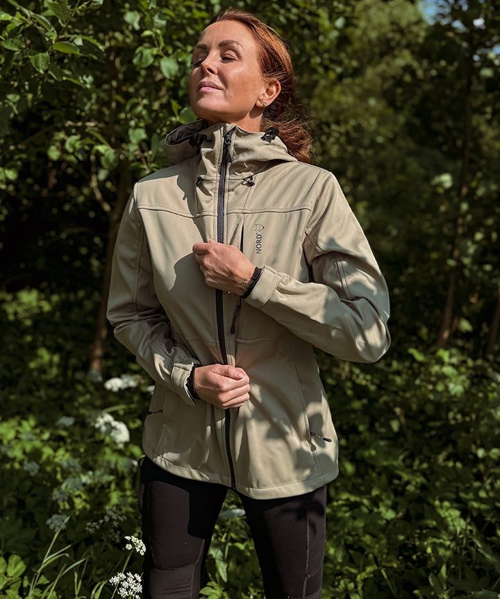 nord-vesta-25-w-beige-softshell-livsstil-1.jpg
