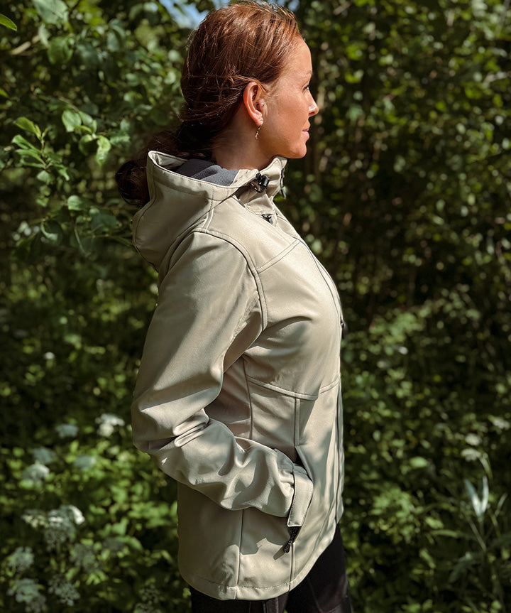 nord-vesta-25-w-beige-softshell-livsstil-2.jpg