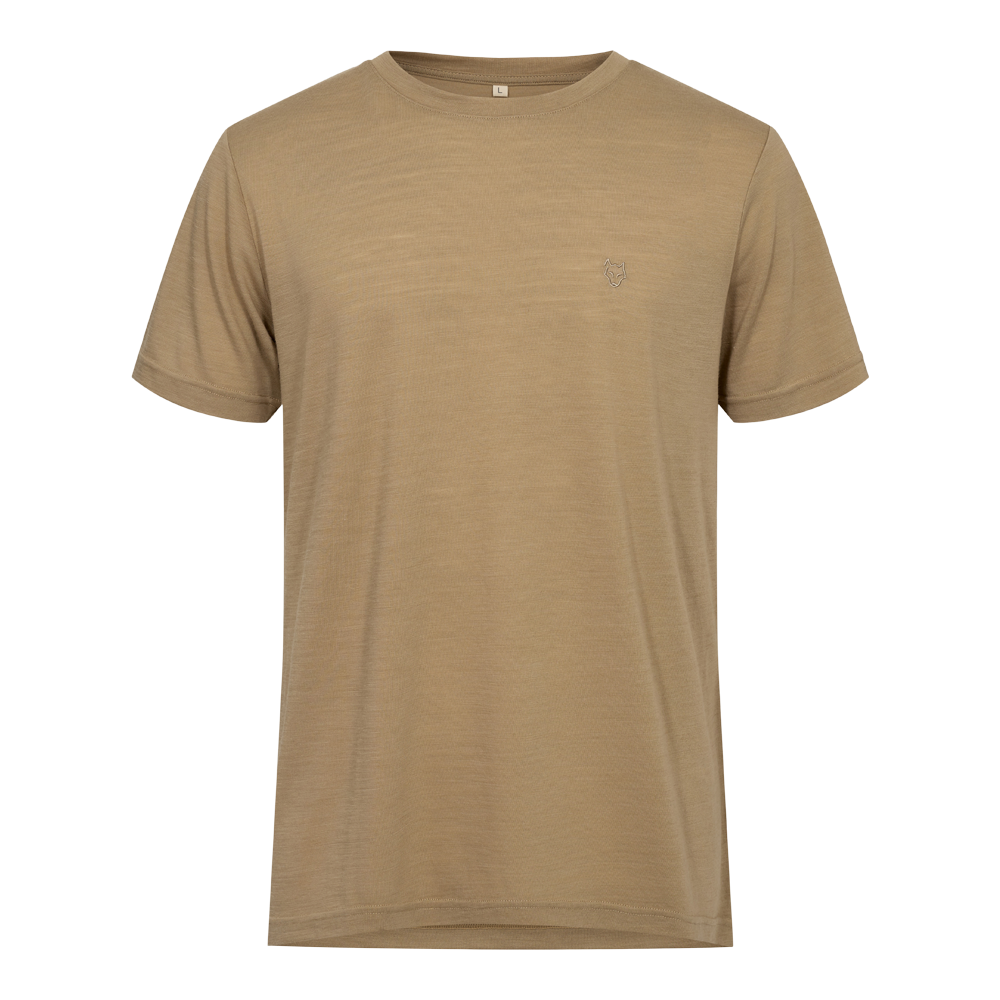 En enkel, kortærmet T-shirt i varm beige/kamelfarve med rund hals og afdæmpet, tidsløst snit. Stoffet virker let og blødt, ideelt til hverdagsbrug eller som basislag. På venstre bryst ses et lille, broderet logo i samme tone, som giver et diskret præg. T-shirten har en afslappet pasform og kan nemt styles både til afslappede og lidt mere opklædte looks.