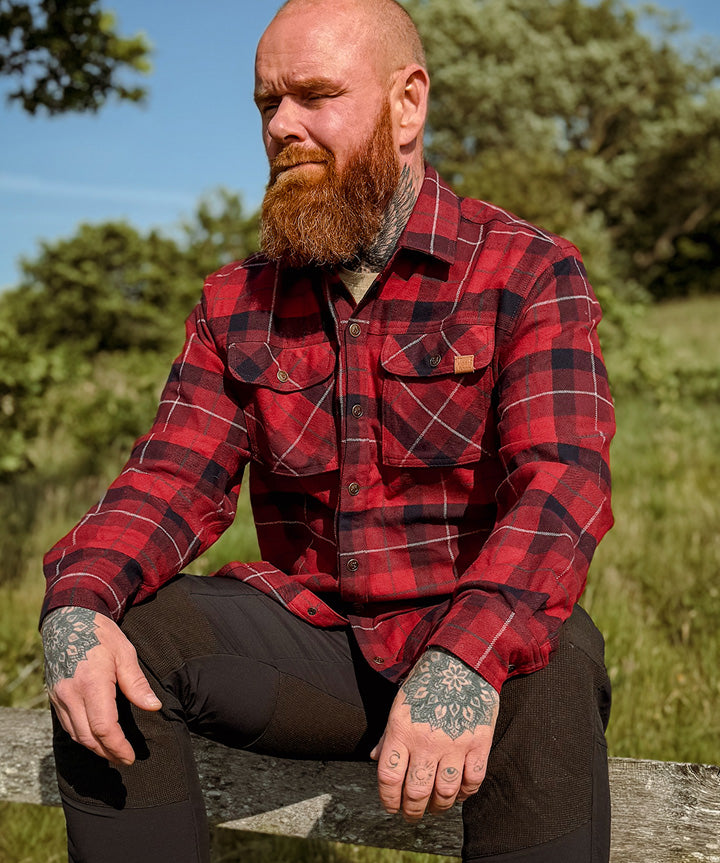 nord-vilmer-25-sr-roed-skjorte-livsstil.jpg