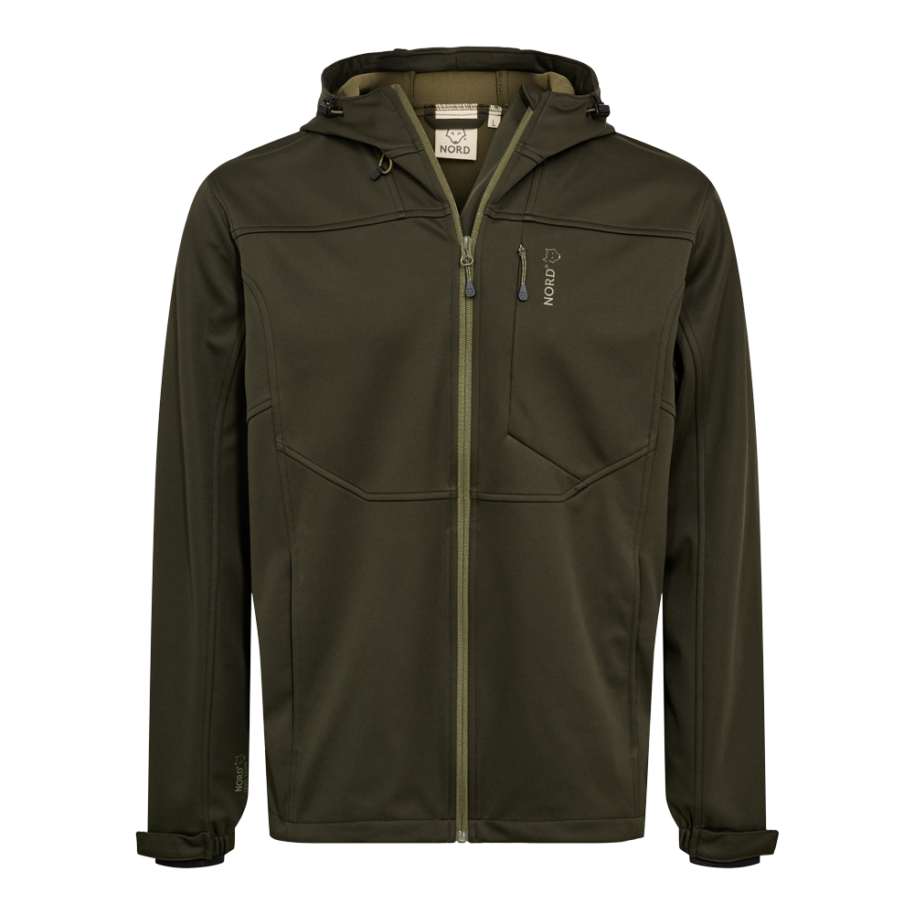 En stilren, olivengrøn softshell‑jakke med hætte og gennemgående lynlås. Jakken har diskrete syninger og et asymmetrisk brystlommedesign med lodret lynlås, subtilt NORD‑logo på brystet og justerbar hætte. Ærmerne har velcrojustering ved håndleddene, og materialet virker vindtæt og let vandafvisende. Det enkle, funktionelle snit gør jakken velegnet til friluftsliv og hverdagsbrug.