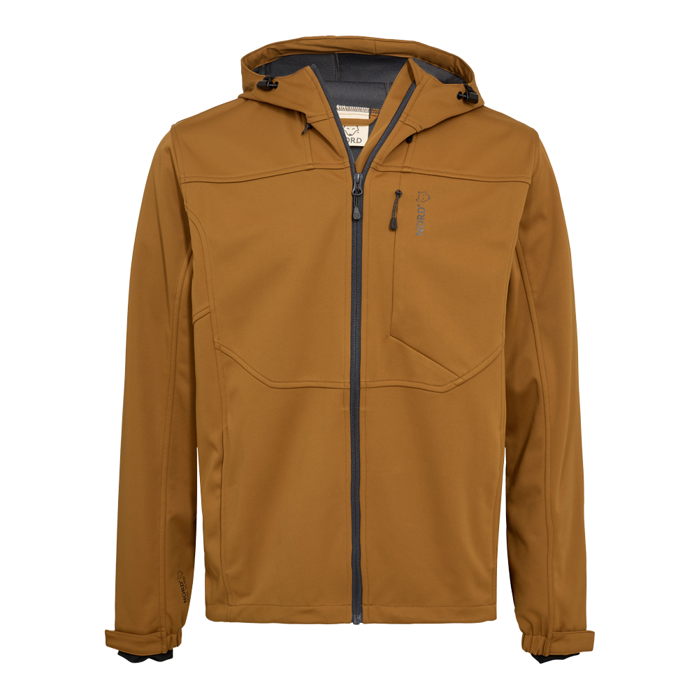 En brun softshell-jakke med hætte og fuld lynlås, designet til udendørs brug. Jakken har en diskret brystlomme med lynlås, rummelige sidelommer og justerbare ærmekanter med velcro. Materialet ser vandafvisende og vindtæt ud, med synlige sømme for form og bevægelsesfrihed. Det minimalistiske design og varmebrune farve gør jakken både praktisk og stilfuld til hverdag og fritid. Den mørke lynlås skaber en fin kontrast.