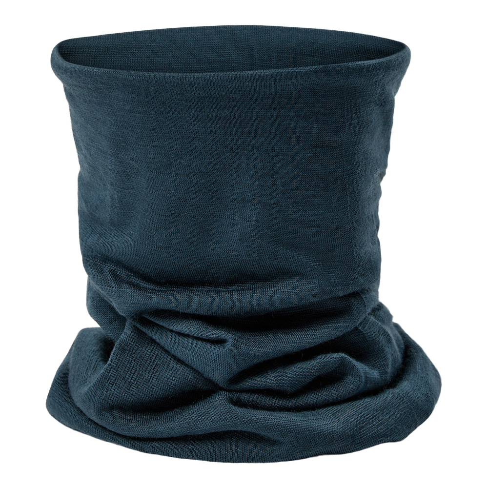 Billedet viser en mørk blågrøn tubehalstørklæde i blød, fintstrikket kvalitet. Den står oprejst med naturlige folder og rynker, som fremhæver tekstur og strikmønster. Kantens runde åbning og den løst sammenlagte bund antyder fleksibilitet og komfort. Det enkle, funktionelle design er ideelt til koldt vejr og nemt at kombinere med jakker, huer eller andre tilbehør.