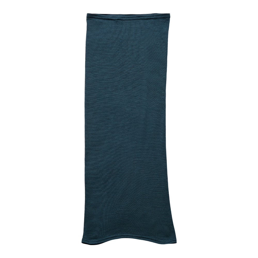 Et enkelt, cylindrisk tube-sjal i dyb petroleumblå, fremstillet i let, strikket stof med en let melering. Det aflange design uden synlige lukninger gør det velegnet som halsrør, pandebånd eller hætte til udendørs aktiviteter. Materialet virker åndbart og formbart, med rullede kanter for komfort og minimal bulk. Et alsidigt og stilrent tilbehør til både hverdag og friluftsliv.