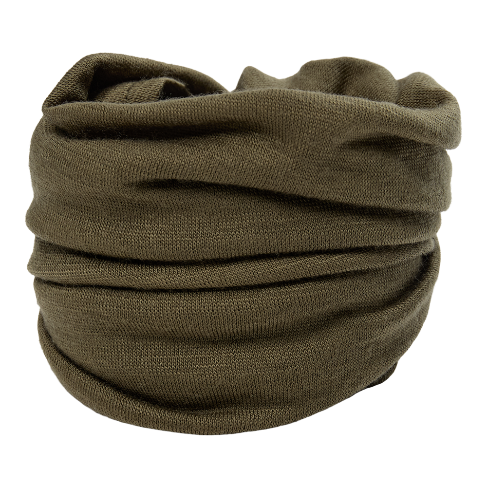 Et olivengrønt, rørformet strikstykke ligger sammenfoldet og fremhæver blød, tæt strikstruktur. Stoffet virker fleksibelt og varmende, ideelt som halsedisse eller multifunktionelt tørklæde, der kan bruges som hue eller pandebånd. De bløde folder og tætte masker signalerer komfort og funktionel æstetik, passende til outdoor-brug eller hverdag om efteråret og vinteren. Nem at pakke og vedligeholde.