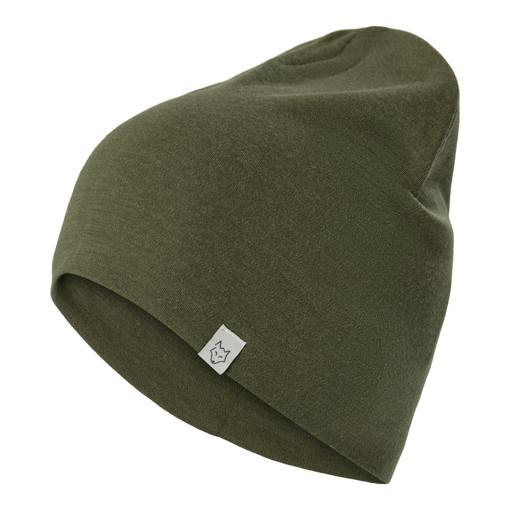 En enkel olivengrøn beanie i blødt, strikket materiale med en afslappet pasform og let slouchy look. Den er fri for synlige dekorationer, bortset fra en lille hvid mærkeseddel med et stiliseret rævehoved ved kanten. Hueen virker varm og behagelig, velegnet til køligt vejr og daglig brug. Dens minimalistiske design gør den alsidig og nem at kombinere med både afslappede og mere urbane outfits.
