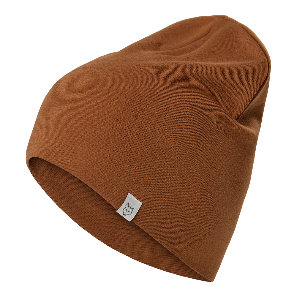 En enkel, rødbrun beanie i blødt, tætstrikket stof med en diskret foldet kant. Huen har et minimalistisk udtryk og en lille hvid stoflabel med et stiliseret logo på forsiden. Den jævne struktur og varme tone gør huen velegnet til efterårs- og vinterbrug, både til hverdag og udendørsaktiviteter. Designet fremstår moderne, funktionelt og unisex med fokus på komfort og holdbarhed.