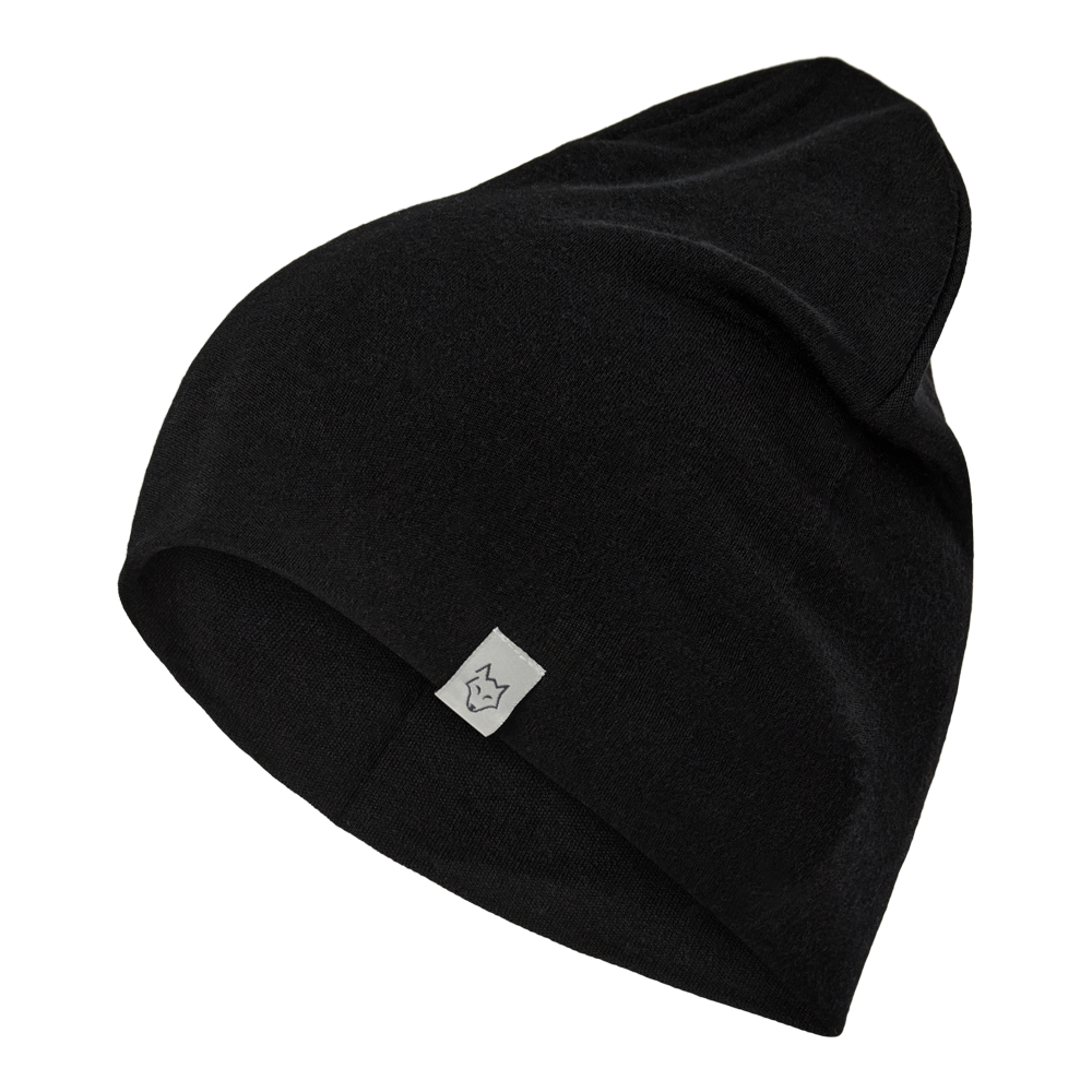 En enkel, sort strikhue i blødt, tætvævet materiale med et let slouchy snit. Huen har en diskret foldet kant og en lille grå label syet på fronten med et stiliseret rævehoved. Det minimalistiske design og den matte sorte farve gør huen alsidig og tidløs, velegnet til både hverdag og udendørs brug på kølige dage. Enkel at kombinere med forskellige jakker og outfits.