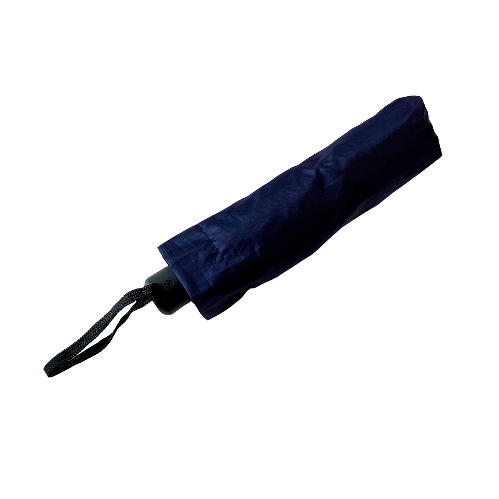 Et lille sammenfoldet rejseparaply i mørkeblå stofpose med et kort sort håndtag og fastsyet snor. Paraplyen er kompakt og let at have i tasken eller rygsækken og virker velegnet til pludselige regnbyger. Det enkle design og beskyttende hylster holder stoffet samlet, så den er nem at opbevare efter brug og hurtigt kan tages frem, når det begynder at regne.