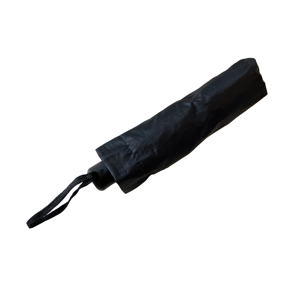 Et sammenfoldet, sort paraplyomslag i let, mat stof ligger kompakt i billedet. Den sorte paraply er pakket ind i sit etui, med et kort plastik-håndtag og en vævet løkke til at hænge eller holde omkring håndleddet. Det enkle, praktiske design signalerer en rejsevenlig paraply, som nemt kan opbevares i en taske og tages frem ved pludseligt regnvejr.
