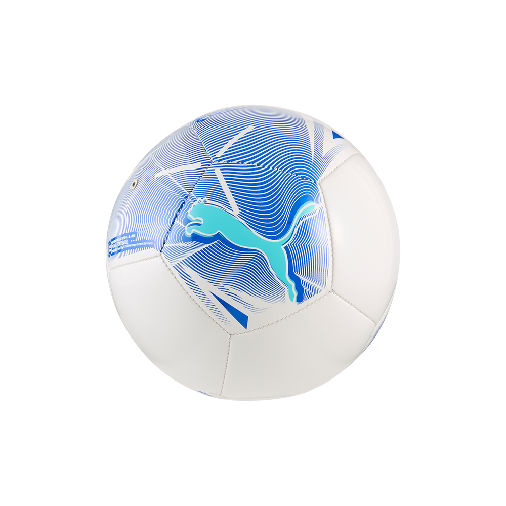Bolden er en hvid fodbold med et moderne, blå-hvidt grafisk mønster og et cyanfarvet Puma-logo i midten af et panel. Overfladen fremstår glat med synlige syninger mellem sekskanter, og de bølgende linjer skaber et dynamisk indtryk. Designet virker aerodynamisk og sporty, velegnet til både træning og fritidskampe, med klar kontrast og høj synlighed på banen.