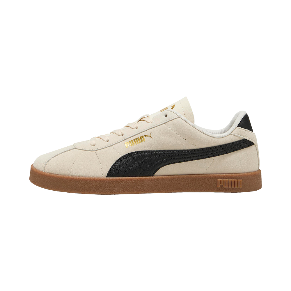 En lav sneaker fra Puma i lys beige ruskind med en kontrastfuld sort sidestribe og brun gummisål. Skoen har rene linjer, klassisk snørebånd, polstret krave og diskret guldlogo ved siden. Den minimalistiske og tidløse stil gør den velegnet til både hverdag og afslappede outfits, hvor komfort og enkelt, retro-inspireret design prioriteres og den er let at style.