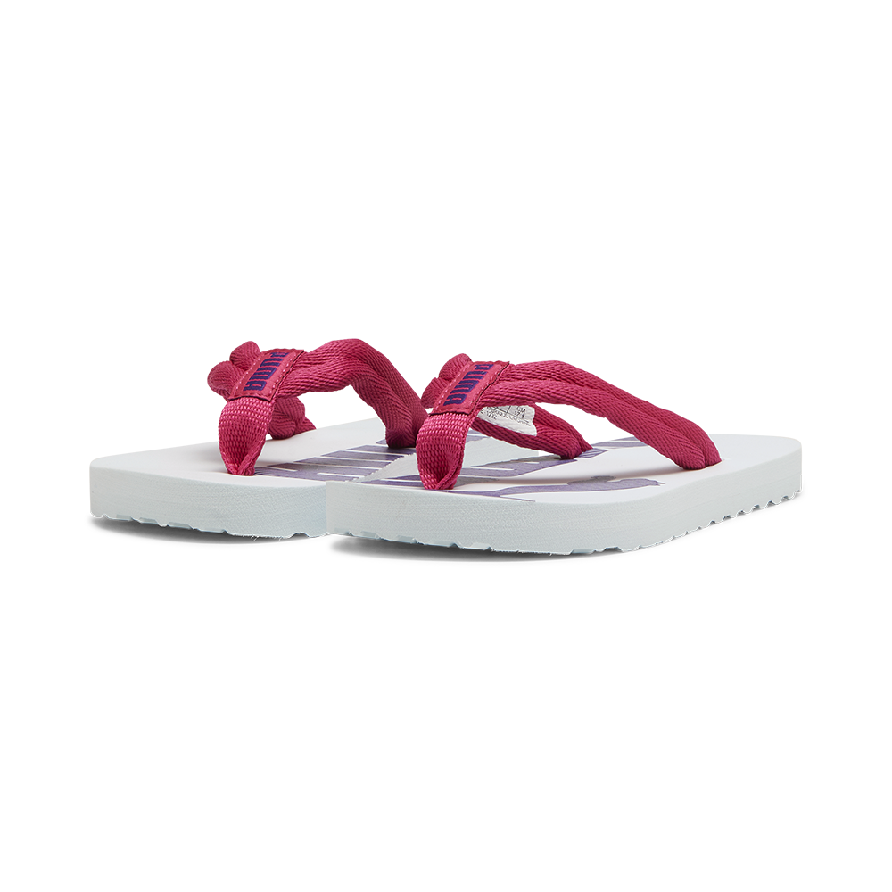 Et par simple og stilrene flip-flops med hvide, bløde skumsåler og brede, flettede stropper i en dyb pink farve. De har en klassisk tårem mellem tæerne og en let rillemønstret sål for bedre greb. Designet virker afslappet og sommerligt, ideelt til stranden, poolen eller korte ærinder, hvor komfort og lette materialer er i fokus.