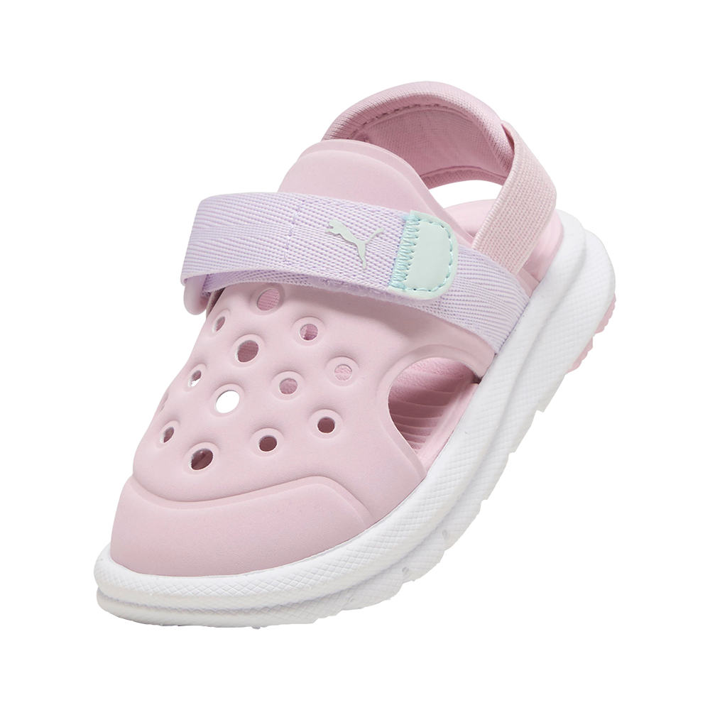 Lyserød børnesandal i blødt skummateriale med runde ventilationshuller i overdelen og en hvid, tykkere sål. Sandalen har en elastisk hælrem og en justerbar velcrolukning over vristen med et diskret logo, hvilket gør den nem at tage af og på. Designet kombinerer pustende komfort med stødabsorberende bund og et legende pastelfarvet udtryk, velegnet til hverdag og udendørs leg.