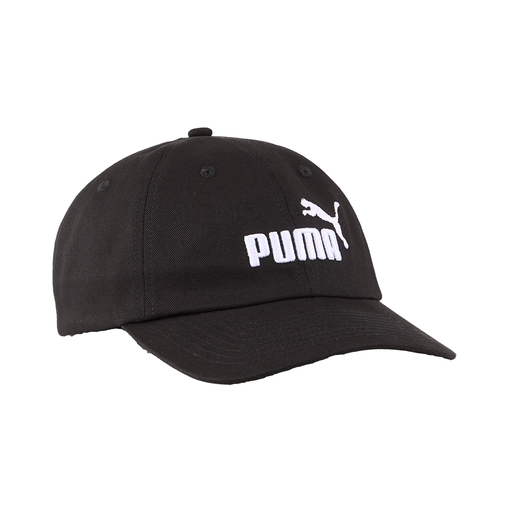 Et sort Puma-baseballcap i enkel, sporty stil ligger let skråt. Kasketten har buet skygge, synlige sømme og ventilationsøjer på toppen, samtidig med et tydeligt hvidt Puma-logo foran. Materialet virker robust og holdbart, egnet til hverdag og træning. Den klassiske pasform og neutrale farve gør kasketten alsidig, praktisk til at beskytte mod sol og fuldende afslappede outfits.