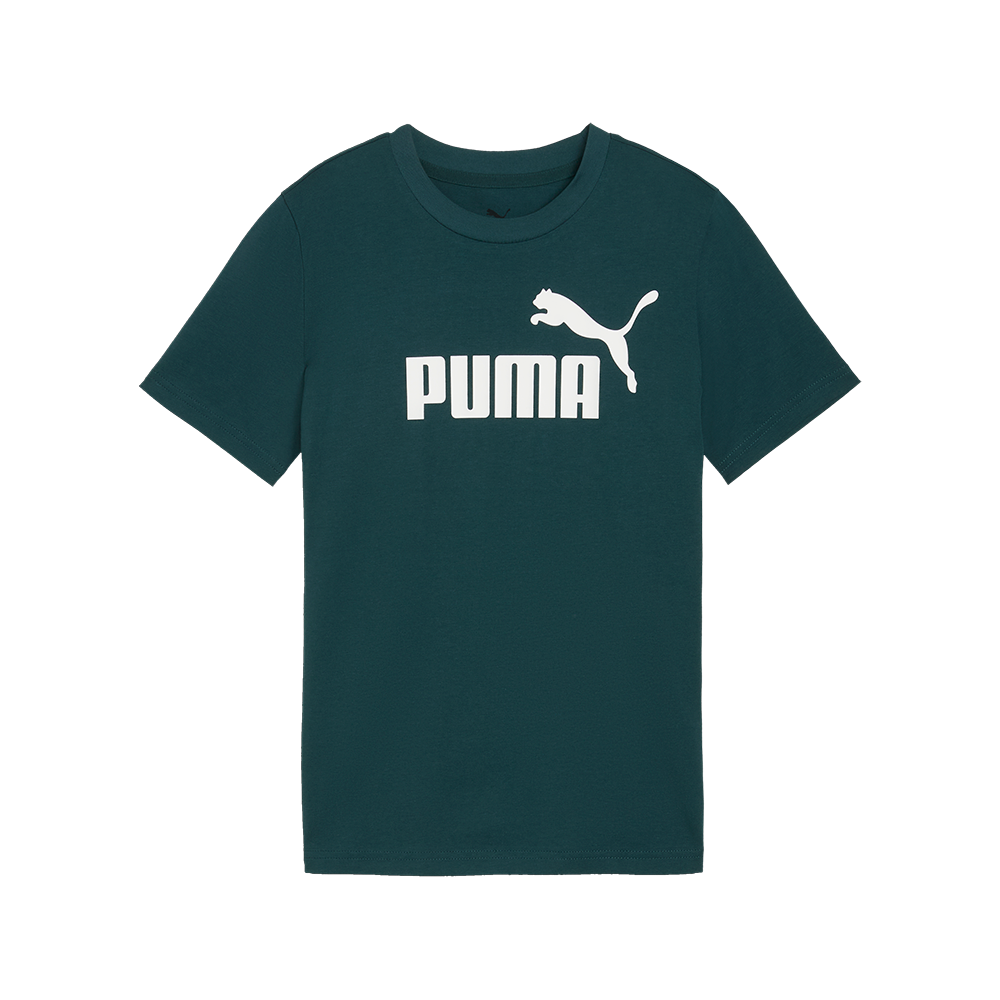 Mørkegrøn t-shirt med kortærmet, rund hals og et stort hvidt PUMA-logo midt på brystet. Enkel, sporty pasform i blødt bomuld, der passer til både hverdag og træning. Logoets springende puma og blokbogstaver giver et moderne, atletisk udtryk. T-shirten fremstår minimalistisk og alsidig, nem at kombinere med jeans, shorts eller træningsbukser til et afslappet, stilrent look.