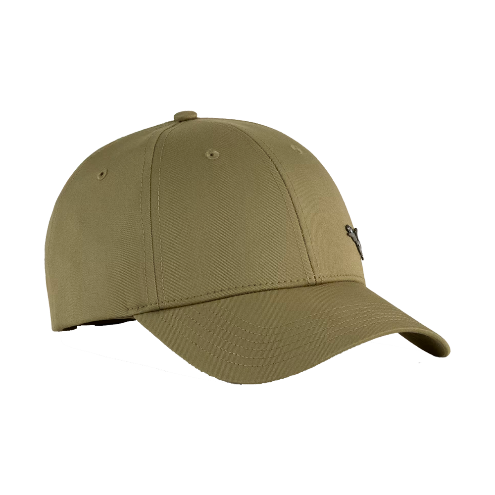 Billedet viser en enkel, olivengrøn baseballcap i klassisk seks-panel design. Stoffet ser ud til at være kraftig bomuld eller twill med synlige stikninger langs sømmene og skyggen. Skyggen er let buet, og små broderede ventilationshuller pryder hvert panel. På fronten sidder en diskret metalemblem, og bagkanten har en justerbar lukning. Stilen er minimalistisk og funktionel.