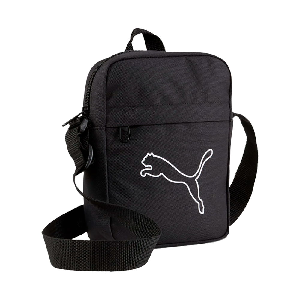 Sort crossbody-taske fra Puma i slidstærkt nylonstoffe med et enkelt, hvidt springende puma-logo på fronten. Tasken er kompakt med en toplynlås, en lille frontlomme og en justerbar, bred skulderrem til komfort. Det minimalistiske design gør den praktisk til hverdag, rejser eller sport, hvor man har brug for at opbevare telefon, nøgler og pung sikkert og med stil.