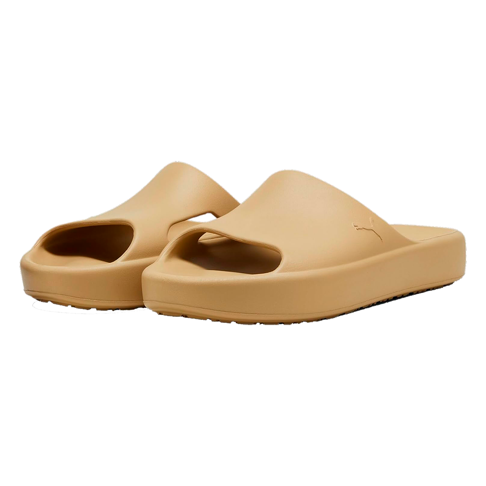 Et par minimalistiske, beige slides med åben tå og en oversize, formstøbt overdel. Skoene har en tyk, affjedrende sål og et enkelt, sømløst udtryk, der giver komfort og nemme skridt. Overdelen er glat med en diskret, præget detalje, og designet fungerer godt til afslappet brug ved stranden eller i byen. Let at tage af og på, praktiske og moderne.