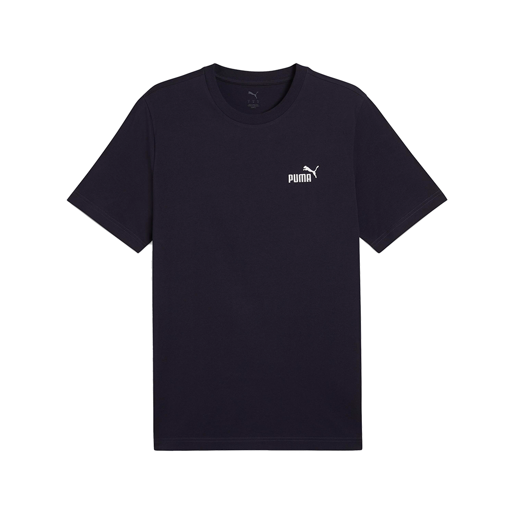 En enkel, mørk t-shirt med rund hals og korte ærmer i et afslappet snit. Den har et lille, hvidt Puma-logo placeret i venstre brysthøjde, som giver et diskret sporty præg. Materialet virker blødt og behageligt mod huden, og designet er minimalistisk og alsidigt, egnet til både hverdag og træning. Farven og snittet gør den let at kombinere med jeans eller træningsbukser.